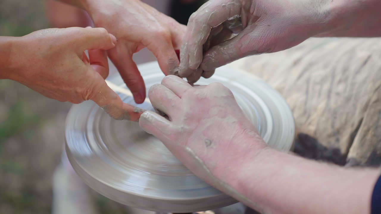 el maestro alfarero le enseña al niño cómo hacer el concepto de ollas - transferencia de experiencia entrenando 4k sl