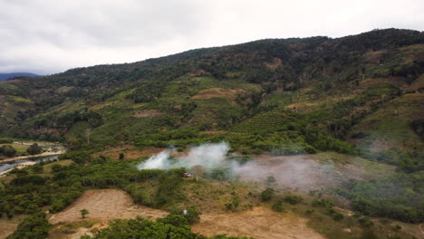 humo que se eleva en el aire por la quema de árboles en la provincia de phuoc binh en vietnam