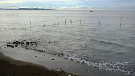 Ein-Früher-Morgen-Am-Meer-Mit-Wellen,-Die-Zum-Ufer-Krachen