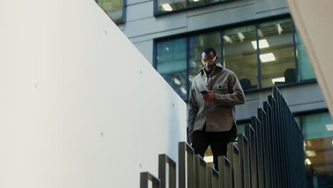 hombre caminando por las escaleras de una ciudad