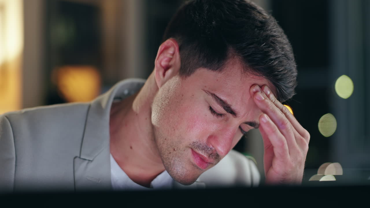 uomo d'affari stressato che lavora fino a tarda notte