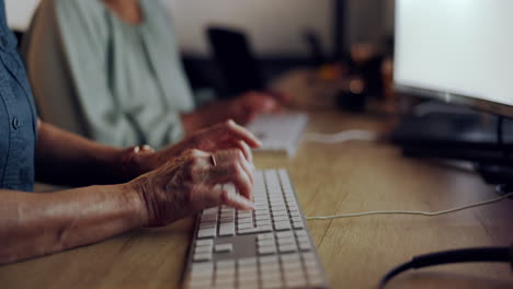 Teclado-De-Computadora,-Noche-Y-Manos-De-Mujer-Escribiendo