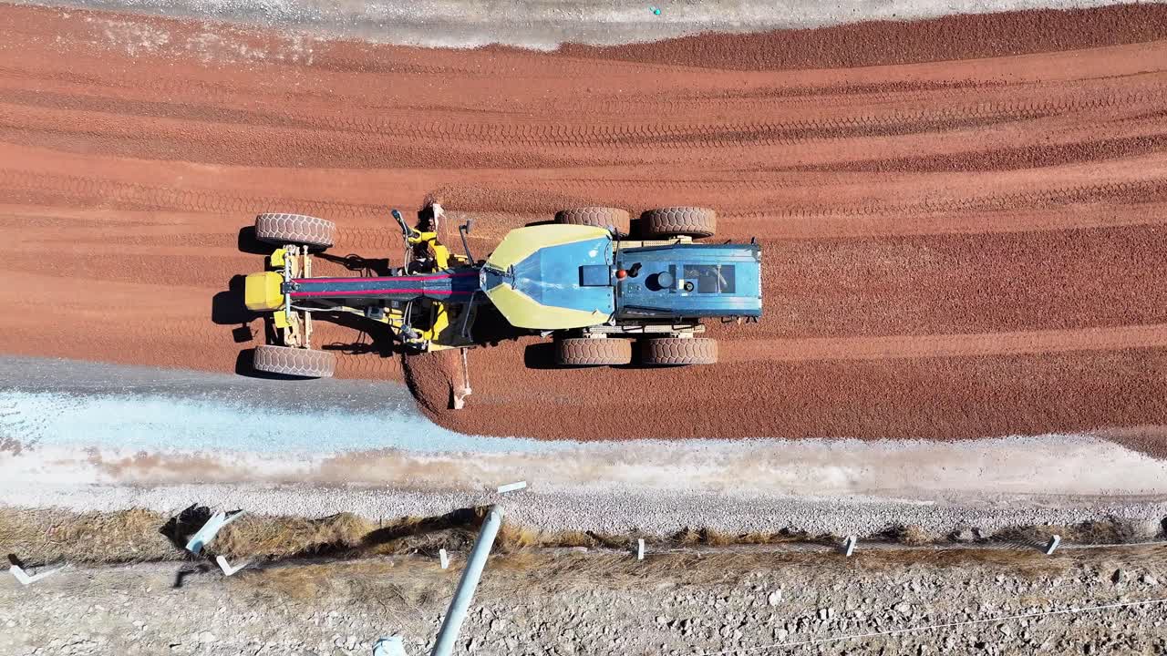 드론으로 촬영한 도로를 만드는 그레이더의 4K 항공 샷