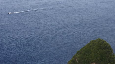 Tourist-boats-sail-on-the-waters-of-Angel-Billabong-in-Nusa-Penida,-Bali,-Indonesia