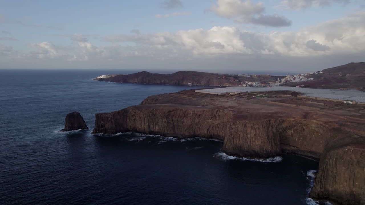 fantastica toma aerea en orbita de la costa y acantilados durante la puesta de sol y donde se puede ver el acantilado del partido en la isla de gran canaria