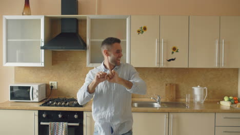 hombre bailando en la cocina