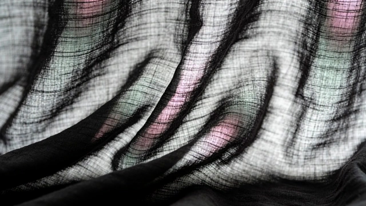 Cortina transparente se movendo pela brisa da janela, mostrando dobras retroiluminadas rosa e verde com caimento escuro