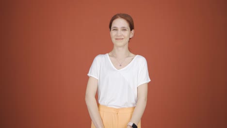 mujer arrogante y engreída.