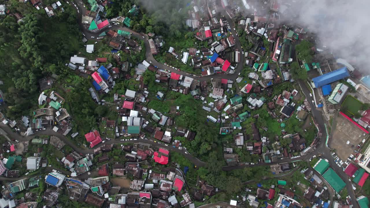 인도의 언덕 역 위에 구름