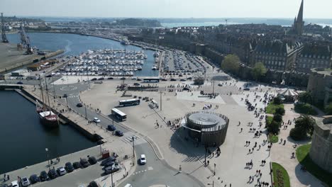 Saint-Marlo-Hafen-Und-Marina-Frankreich-Schwenkdrohne,-Luftaufnahme,-Blick-Aus-Der-Luft