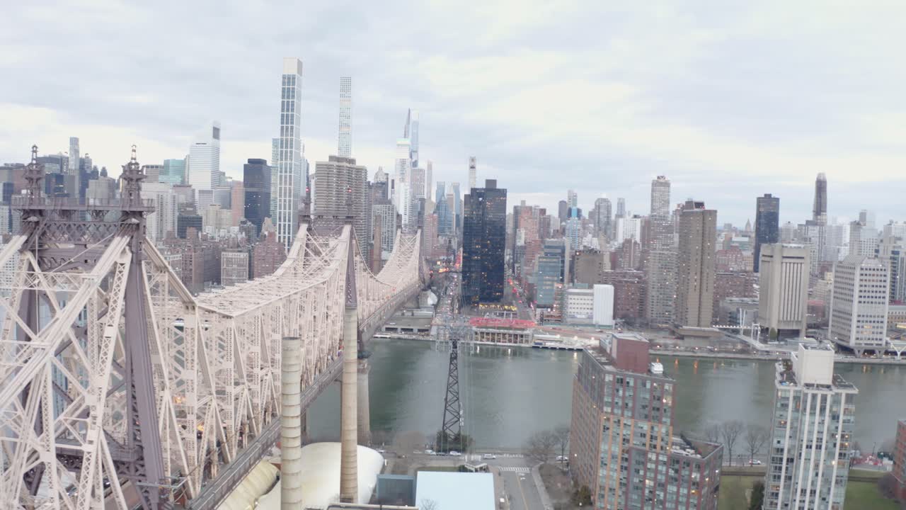 스보로 브릿지 (queensboro bridge) 와 뉴욕 이스트 리버 (east river) 의 시네마틱 4k 공중 도