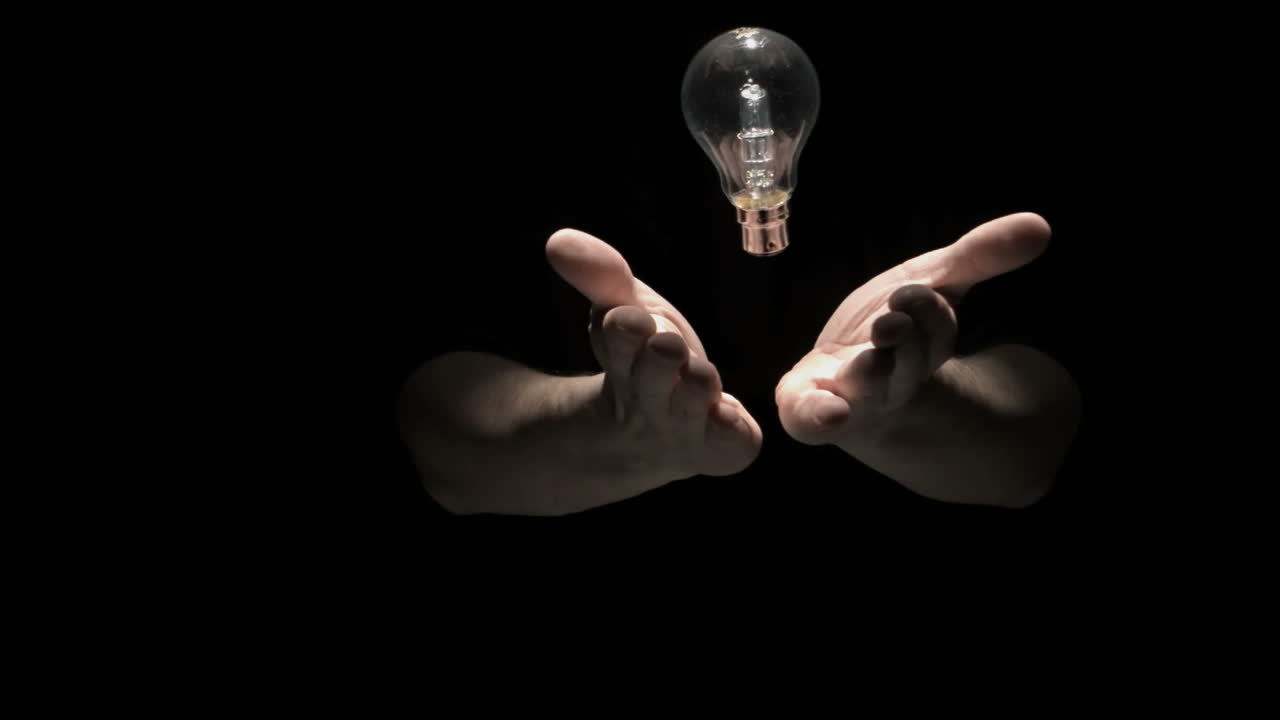 las manos del hombre lanzando la bombilla