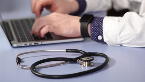 médico trabajando en una computadora portátil