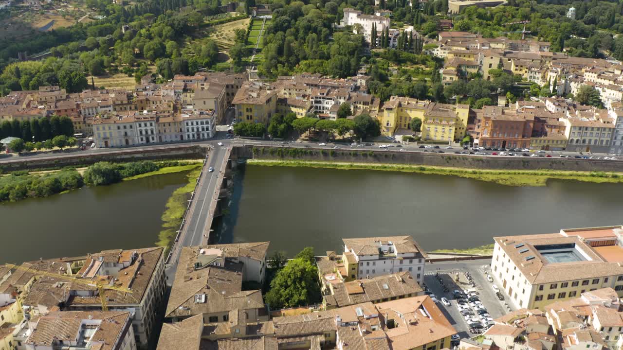 Un drone rivela il paesaggio toscano fuori Firenze in un bellissimo pomeriggio d'estate
