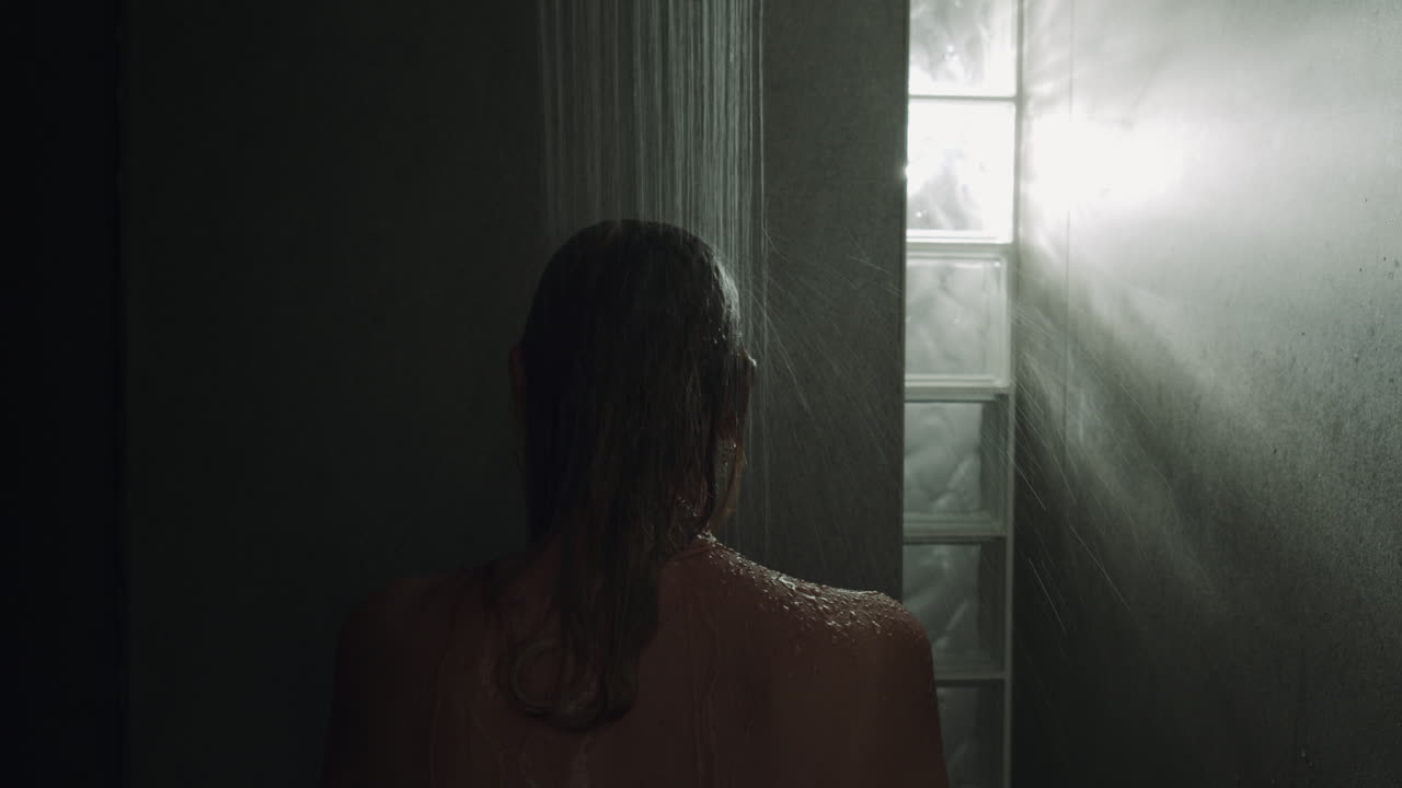 샤워 를 하고 있는 여자