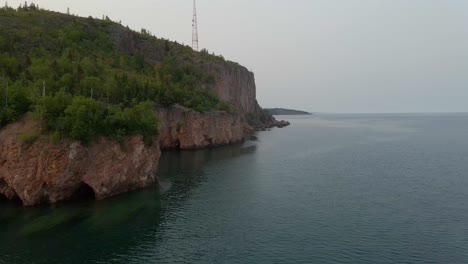 Luftaufnahme-Des-Palisade-Head-Im-Tettegouche-State-Park-Im-Nordküstengebiet-Von-Minnesota,-Atemberaubende-Landschaft-Im-Sommer