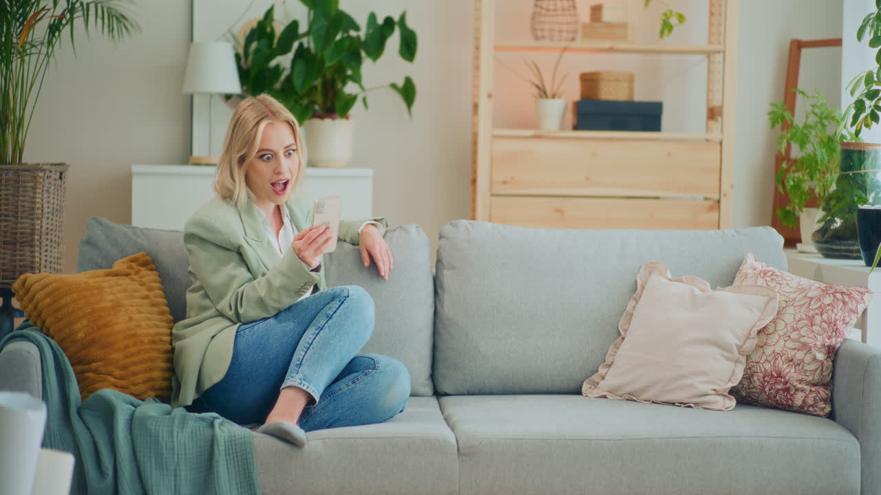 온라인 거래로 놀라운 행복한 소녀