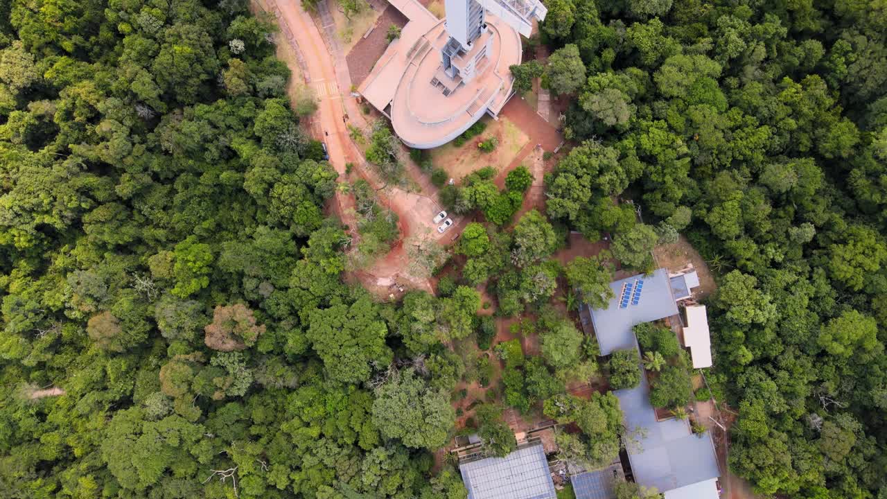 tomada de un dron desde arriba que muestra la cruz de santa ana en misiones, argentina desde arriba