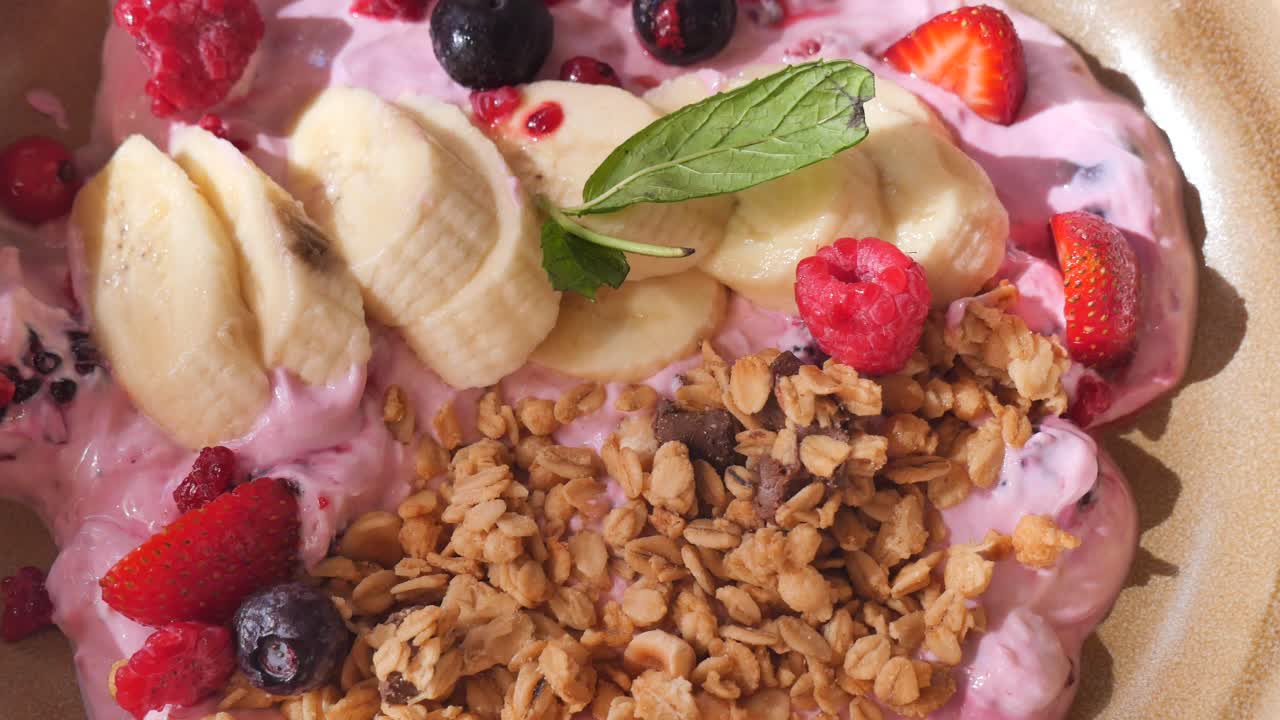 Yogurt con frutta e granola