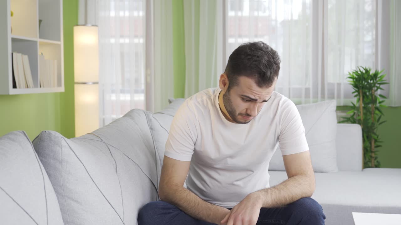 un joven enfermo mental es infeliz y triste en casa.
