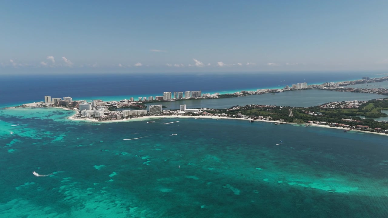 メキシコのカンクンビーチとホテル群のスカイラインに沿った海岸線の空撮。