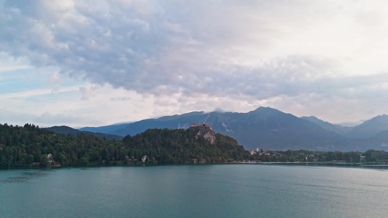 슬로베니아의 블레드 호수 위에 있는 블레드 성