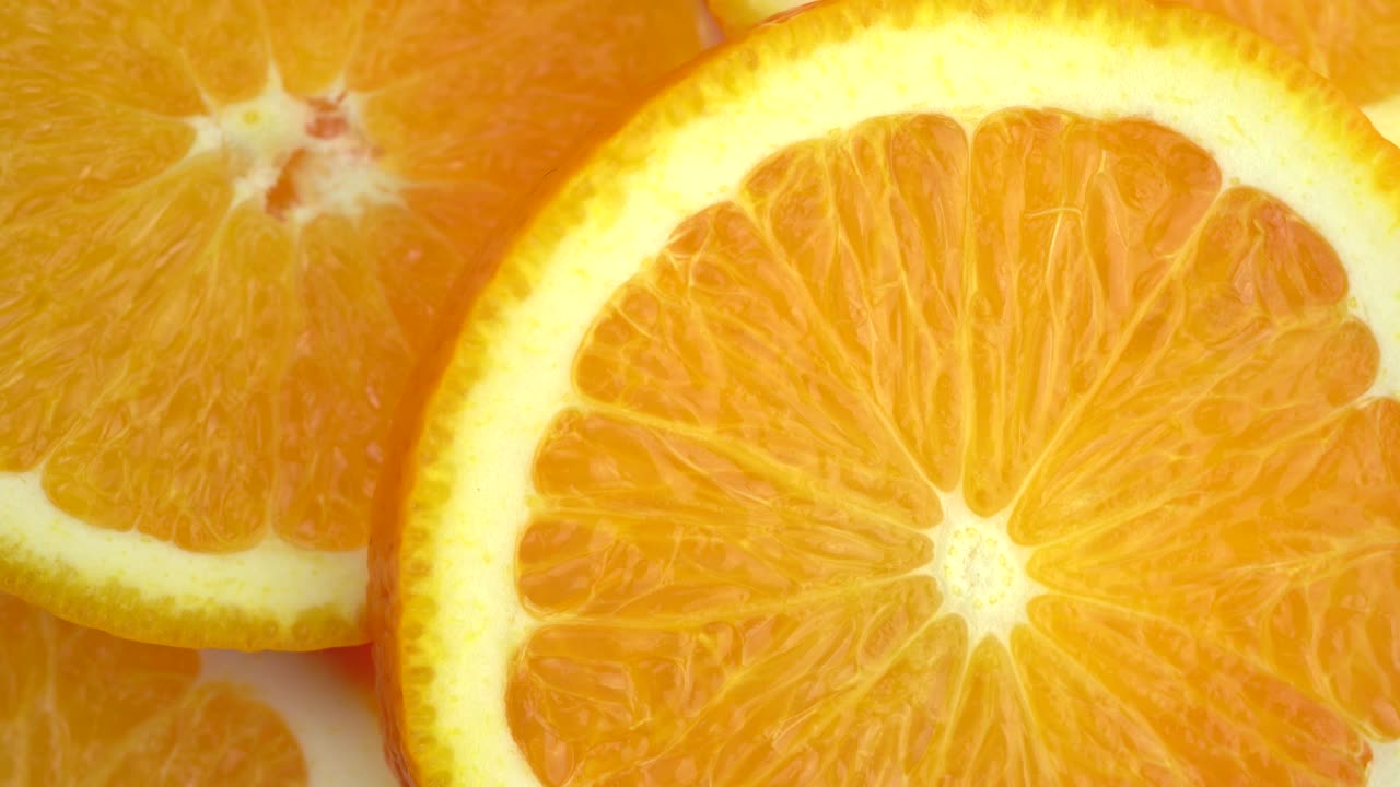 macro rotación de video de rodaja de frutas de naranja.cerrar la carne de la naranja.