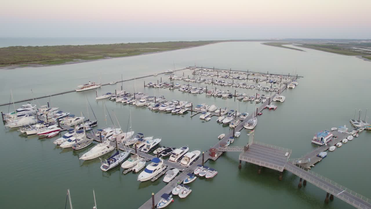 낮물 때 새벽에 마리나