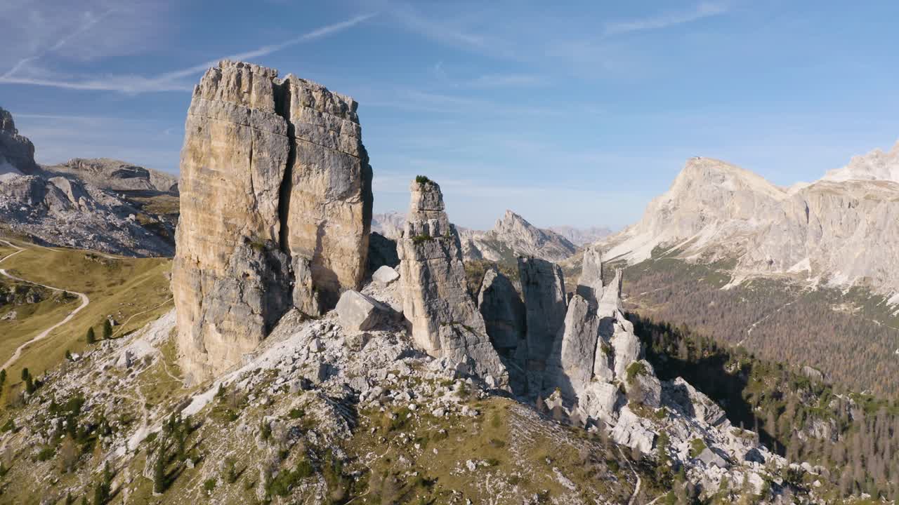 코르티나 담페초(cortina d'ampezzo) 근처 이탈리아 백운암의 상징적인 친퀘 토리 5개 탑 암석
