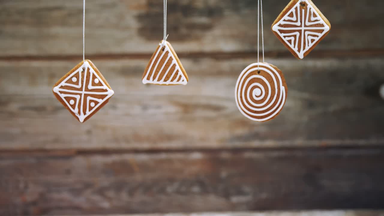 varias galletas de navidad colgando en la rama 4k