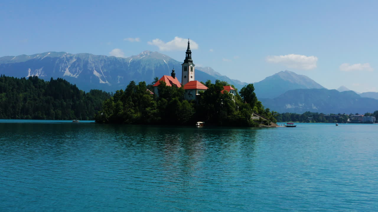 Kościół Matki Bożej na Jeziorze Bled z widokiem na pasmo górskie w Słowenii