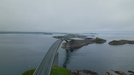 Coche-Cruzando-El-Puente-Storseisundet-En-La-Famosa-Carretera-Del-Océano-Atlántico,-Noruega