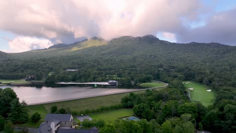 Großvater-Golf--Und-Country-Club-Direkt-Unterhalb-Von-Großvater-Mountain,-North-Carolina,-North-Carolina