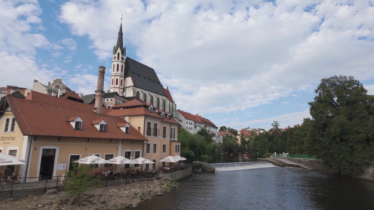 Panoramica della storica Chiesa di San Vito a Český Krumlov, con una panoramica sull'acqua verso l'edificio sulla collina.