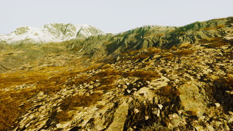 hermosa vista panorámica del atardecer en la cordillera y la hierba amarilla seca en el frente