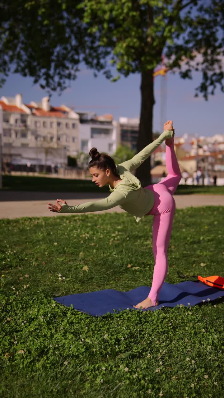 mujer practicando yoga en un parque
