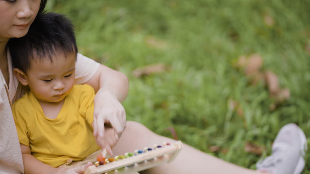 madre e hijo en el parque