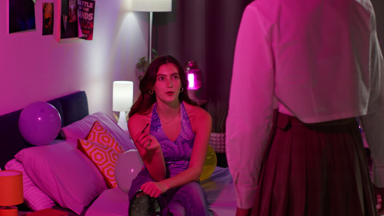 밤에 침실에서 축하하는 친구들