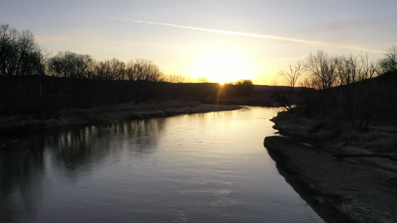 강 위 의 해가 뜨고 해가 지는 것