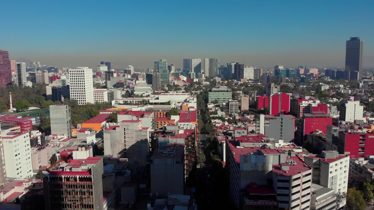 Vista aérea do bairro Anzures, Polanco, luz do dia, poluição colorida no horizonte, céu azul claro, paisagem urbana