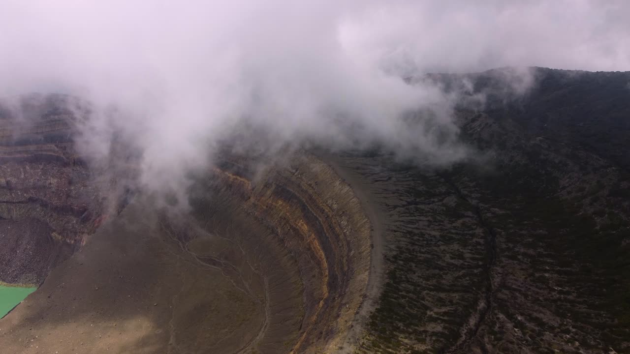 paso elevado aéreo: borde interior del cráter de la cumbre del volcán santa ana en la nube
