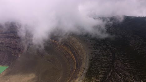 paso elevado aéreo: borde interior del cráter de la cumbre del volcán santa ana en la nube