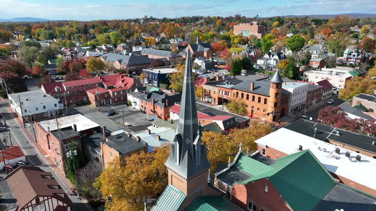 Campanile di chiesa a Winchester, Virginia, in autunno.