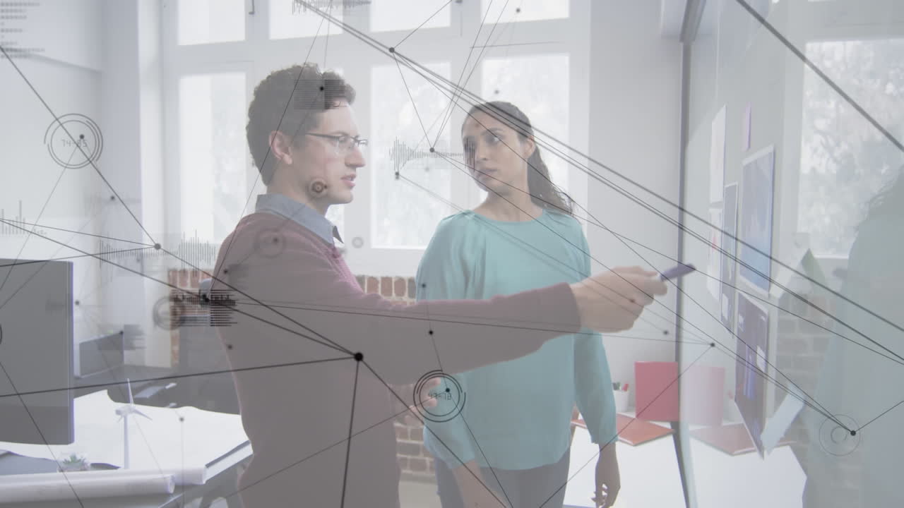 animación de la red de conexiones sobre las personas en la oficina