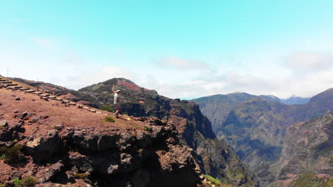 Man-walks-to-end-of-cliff-in-Pico-Aerio-Madeira,-Portugal