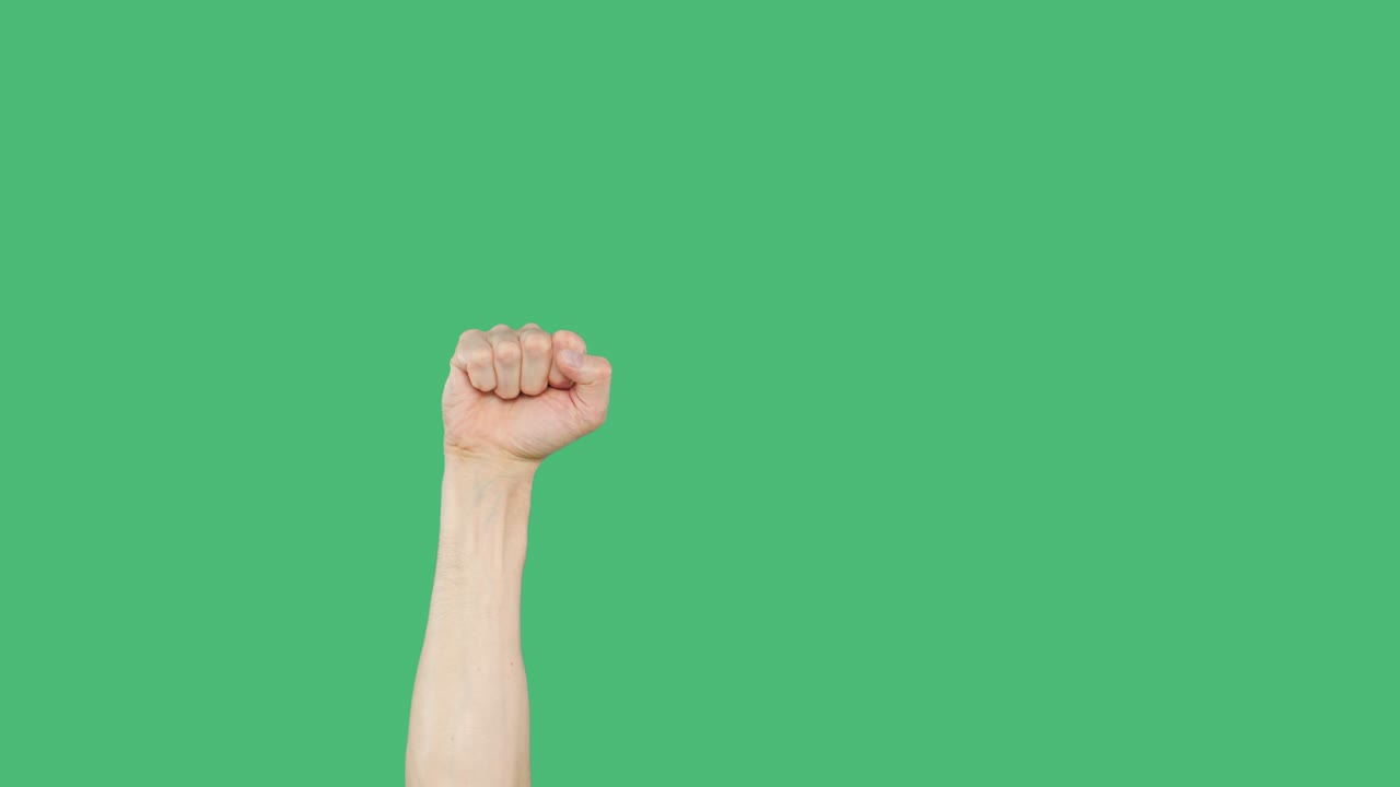 인간 손바닥이 녹색 배경에 주먹을 고, 크로마 키 스크린 배경에 은 손바닥을 높였다.