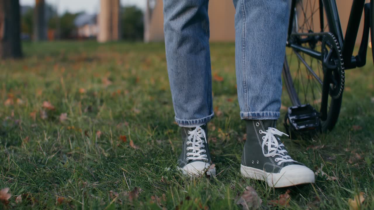 persona caminando con una bicicleta en un parque