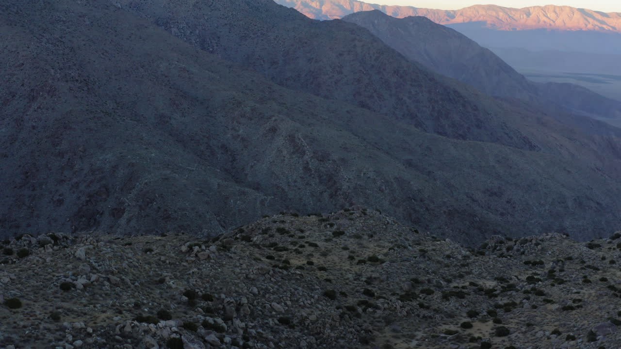paisaje de las montañas del desierto, parque estatal del desierto de anza-borrego, california, nosotros, inclinación aérea hacia abajo