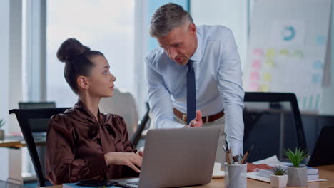 compañeros de trabajo discutiendo un nuevo proyecto