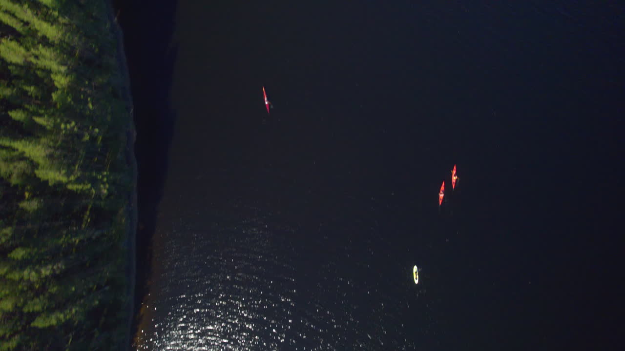 태양 아래 호수에서 카약을 타는 사람들의 하향식 샷